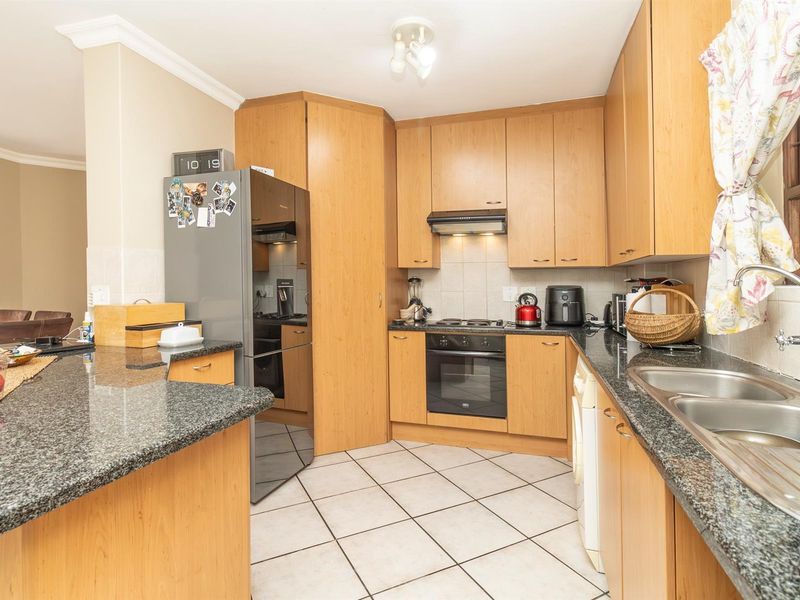 Spacious 2 Bed 2nd Floor Unit in Bantry Oval. - Photo 9