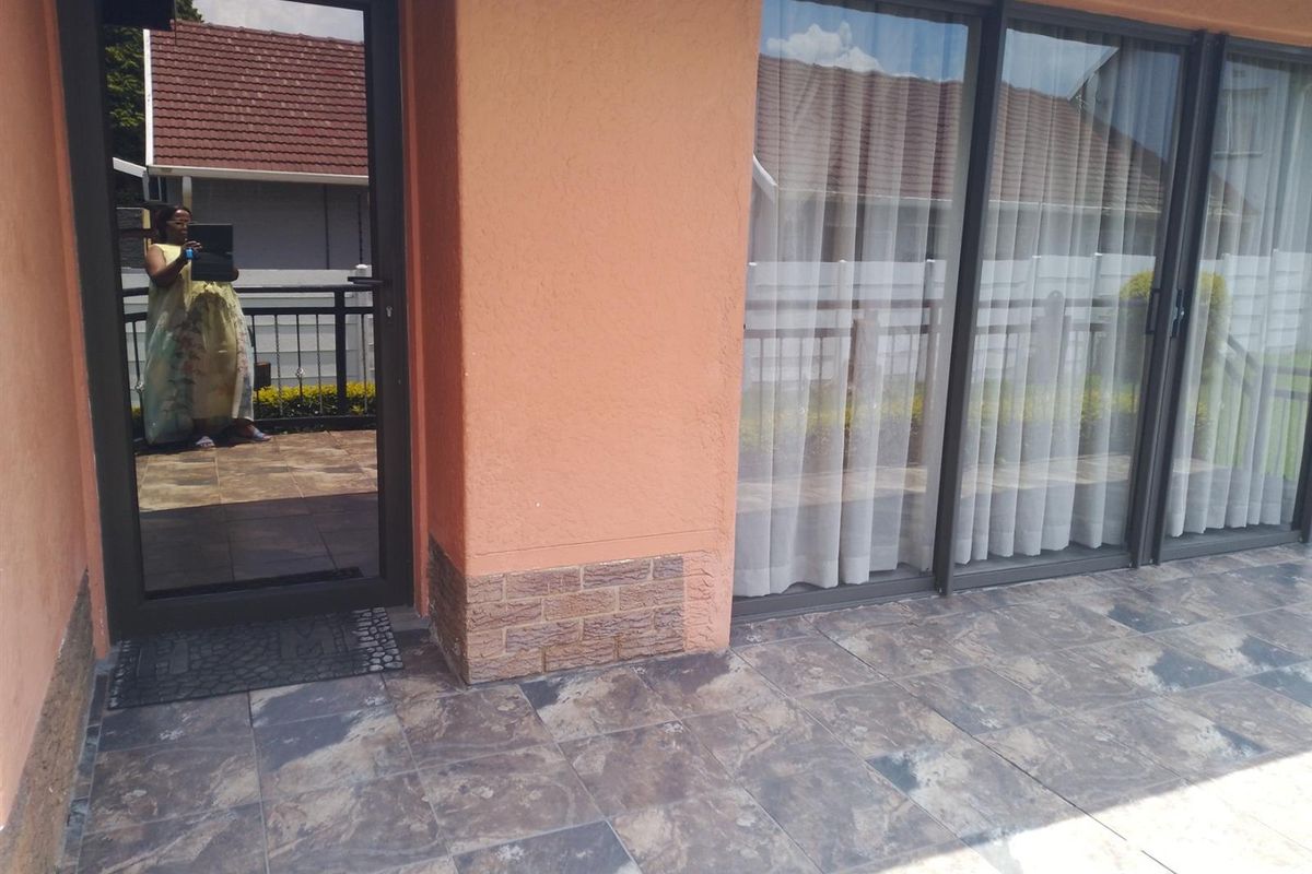 Stunning 3-Bed Family Home With A Massive Beautiful Yard in Blairgowrie. - Photo 2