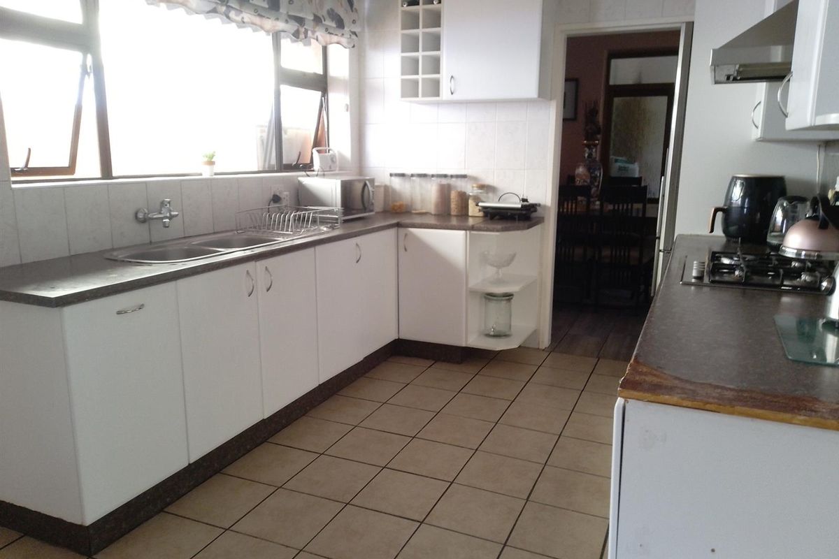 Stunning 3-Bed Family Home With A Massive Beautiful Yard in Blairgowrie. - Photo 4