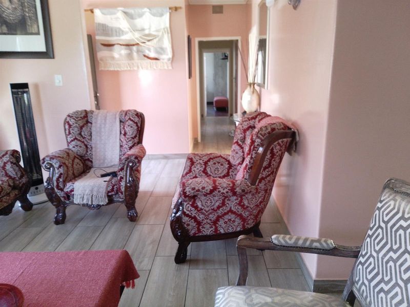 Stunning 3-Bed Family Home With A Massive Beautiful Yard in Blairgowrie. - Photo 5