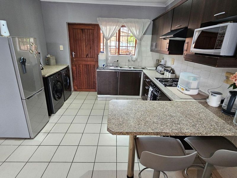 Lovely 2 bedroom, 2 bathroom Townhouse For Sale in the Eco Estate in Margate - Photo 9