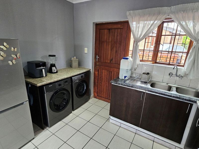 Lovely 2 bedroom, 2 bathroom Townhouse For Sale in the Eco Estate in Margate - Photo 8