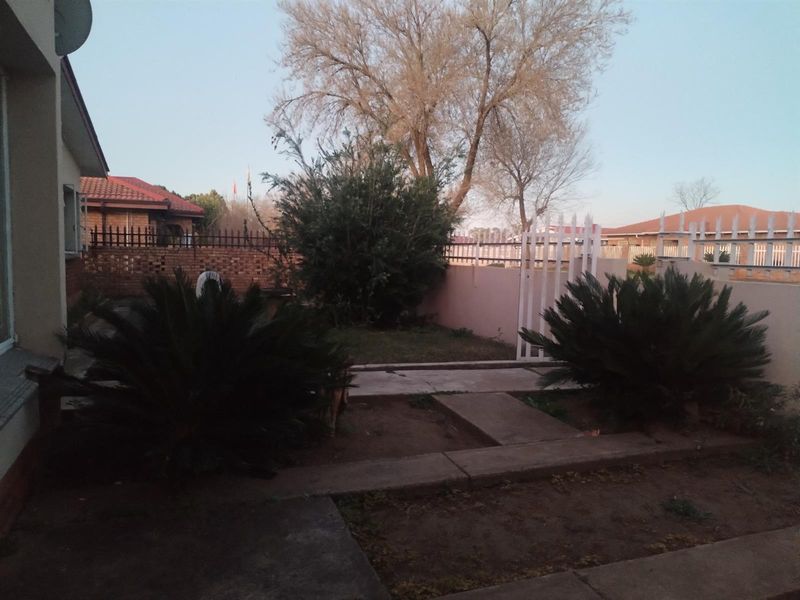 House For Sale in Lennoxton, Newcastle, KwaZulu Natal - Photo 2