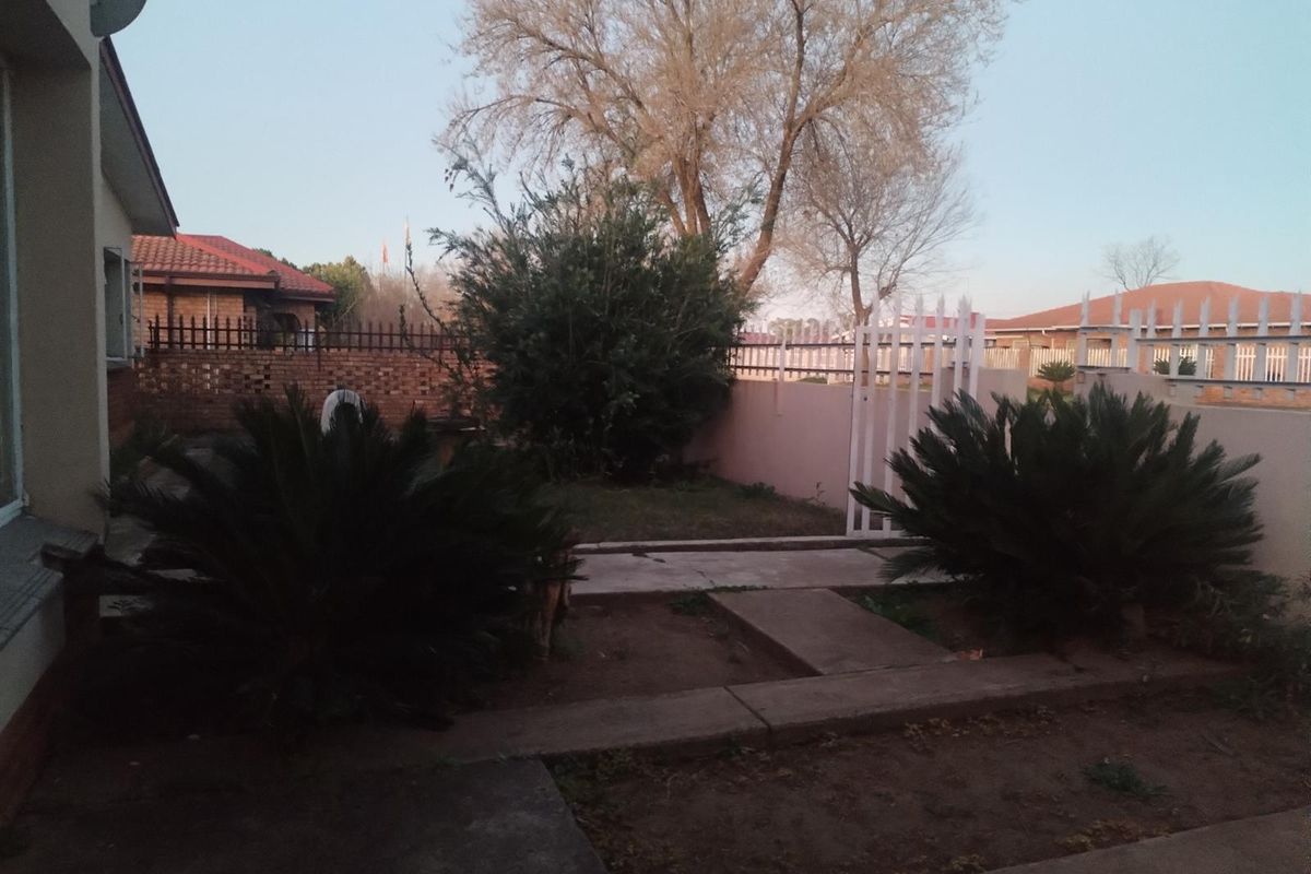 House For Sale in Lennoxton, Newcastle, KwaZulu Natal - Photo 2