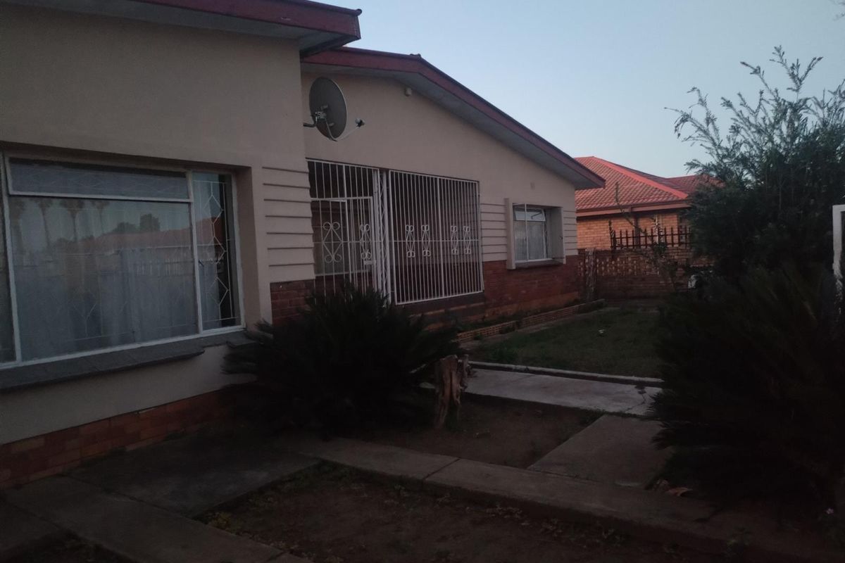 House For Sale in Lennoxton, Newcastle, KwaZulu Natal - Photo 3