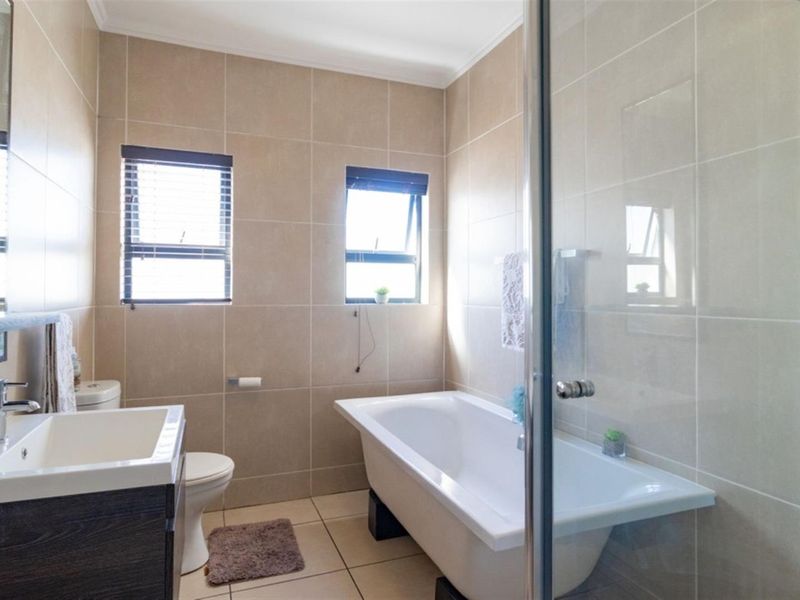 MODERN LIVING WITH UNBEATABLE LIFESTYLE APPEAL - Photo 9