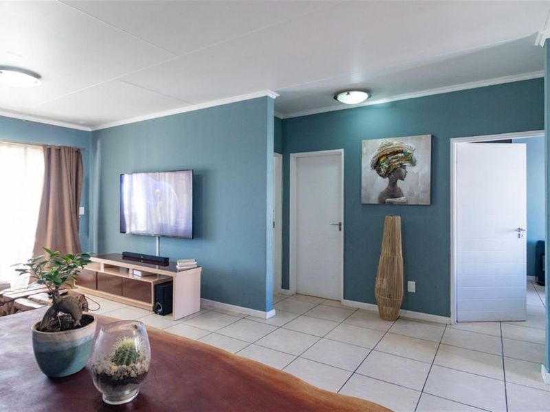 MODERN LIVING WITH UNBEATABLE LIFESTYLE APPEAL - Photo 3