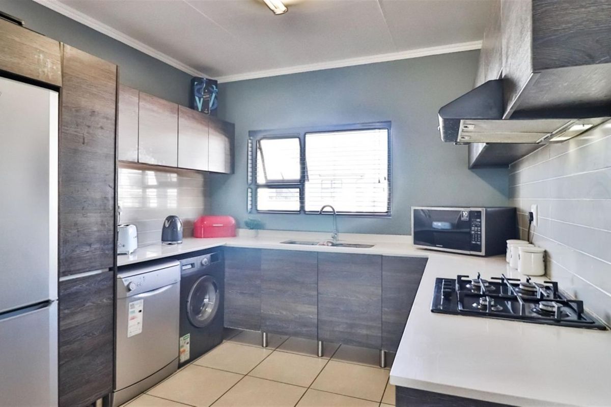 MODERN LIVING WITH UNBEATABLE LIFESTYLE APPEAL - Photo 4