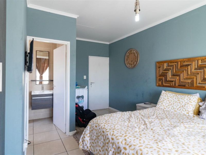 MODERN LIVING WITH UNBEATABLE LIFESTYLE APPEAL - Photo 5