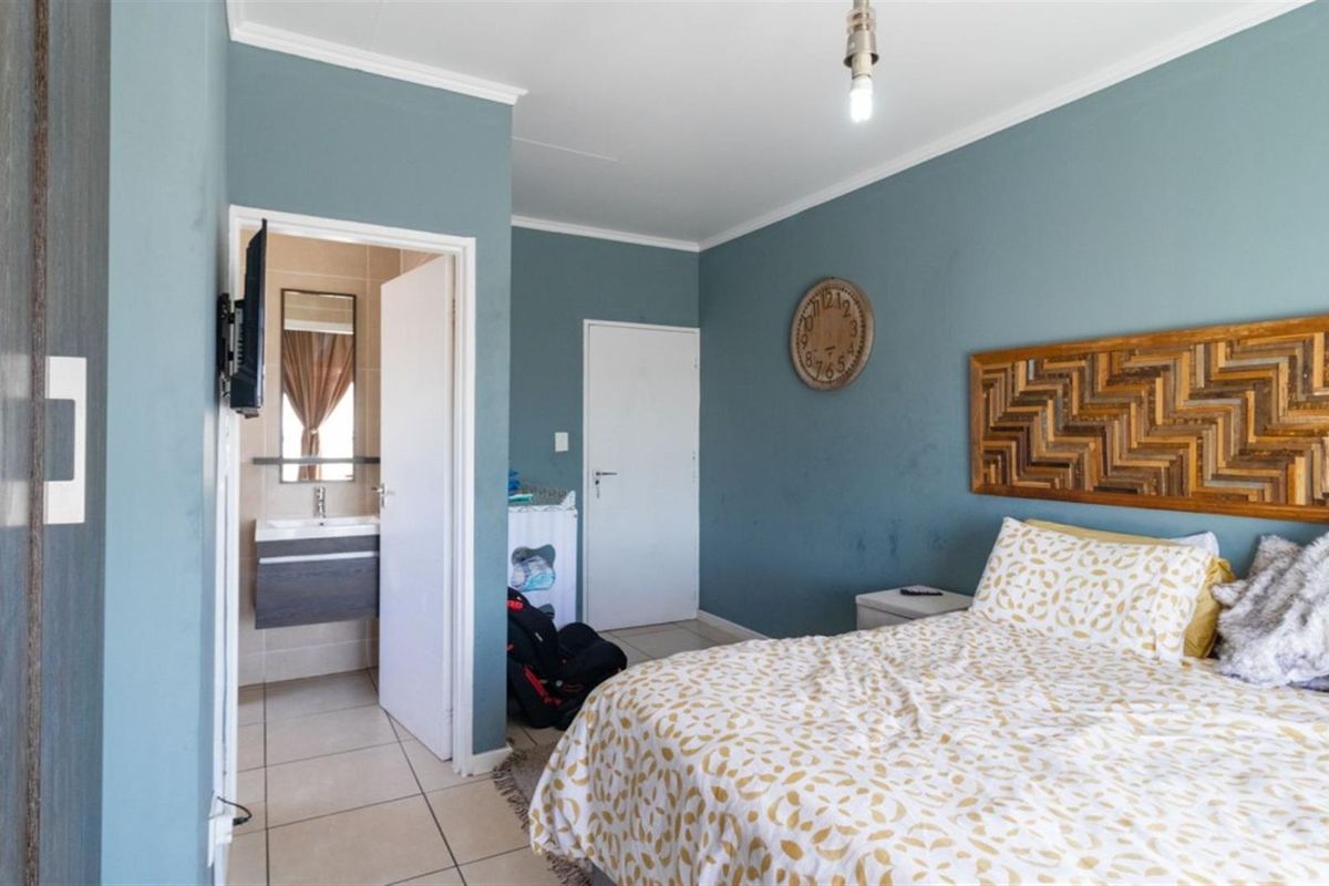 MODERN LIVING WITH UNBEATABLE LIFESTYLE APPEAL - Photo 5