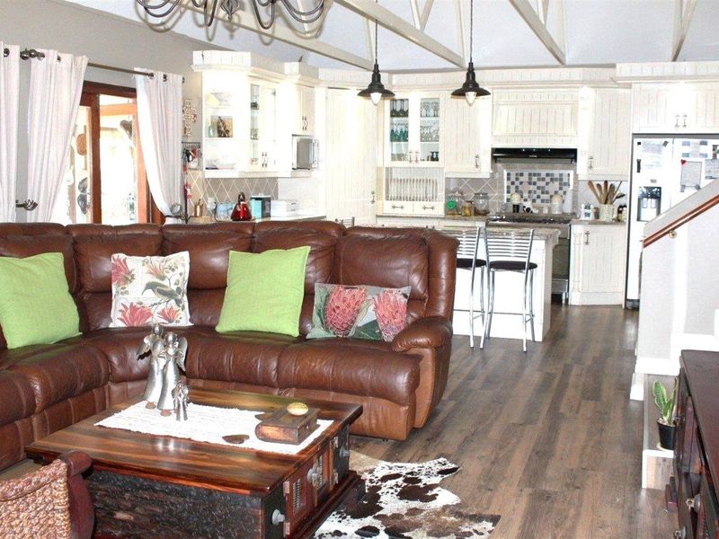 Beachfront Home with Private Beach Access in Ferreira Town - Jeffreys Bay - Photo 8