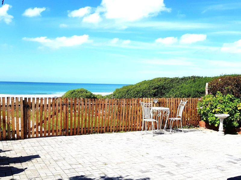 Beachfront Home with Private Beach Access in Ferreira Town - Jeffreys Bay - Photo 2