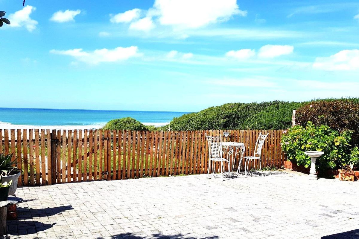 Beachfront Home with Private Beach Access in Ferreira Town - Jeffreys Bay - Photo 2