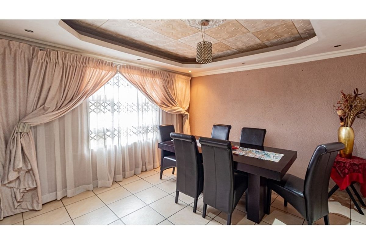 3 Bedroom 2 Bath House 2 Garages For Sale in Naturena, Johannesburg - Photo 4
