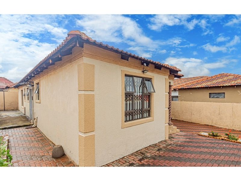 3 Bedroom 2 Bath House 2 Garages For Sale in Naturena, Johannesburg - Photo 2