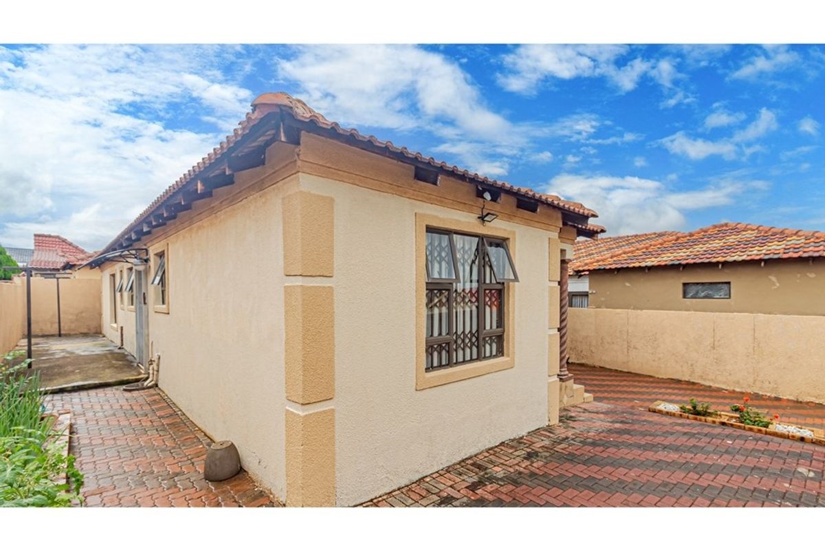 3 Bedroom 2 Bath House 2 Garages For Sale in Naturena, Johannesburg - Photo 2