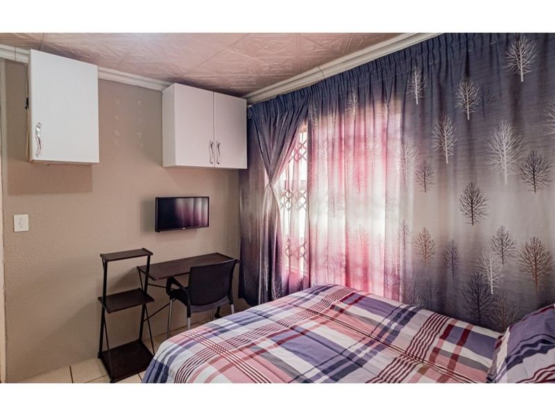 3 Bedroom 2 Bath House 2 Garages For Sale in Naturena, Johannesburg - Photo 8