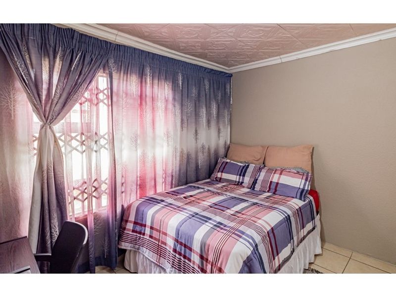 3 Bedroom 2 Bath House 2 Garages For Sale in Naturena, Johannesburg - Photo 7