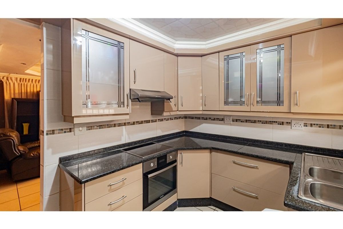 3 Bedroom 2 Bath House 2 Garages For Sale in Naturena, Johannesburg - Photo 5