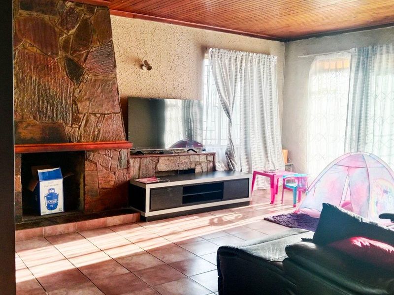 House For Sale in Selection Park, Springs - Photo 4