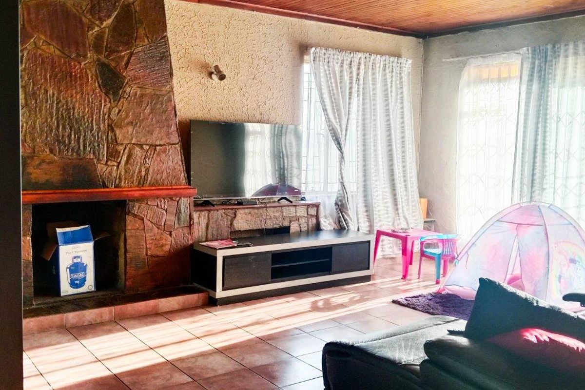 House For Sale in Selection Park, Springs - Photo 4