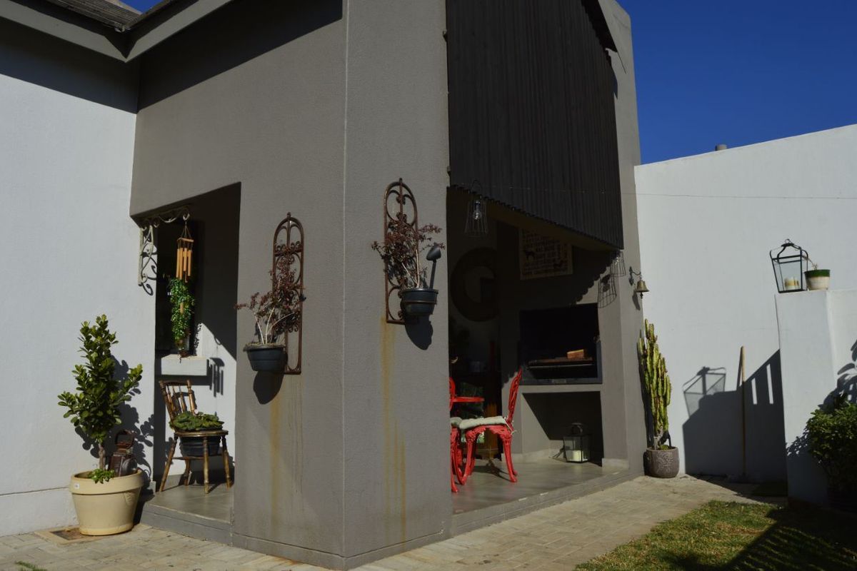 Simplex For Sale in Glen Erasmia, Kempton Park - Photo 2