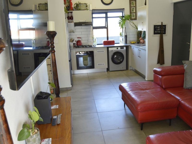 Simplex For Sale in Glen Erasmia, Kempton Park - Photo 9