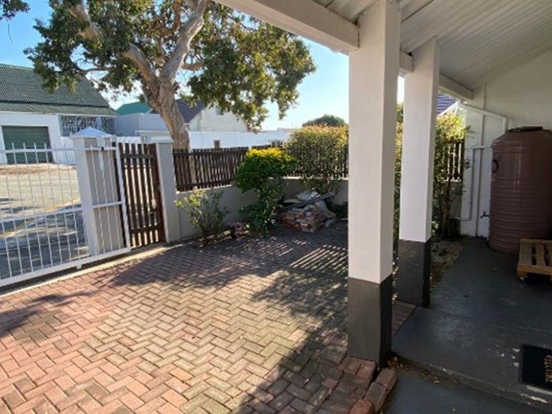 Charming House with granny flat For Sale in Richmond Hill, Port Elizabeth - Photo 4