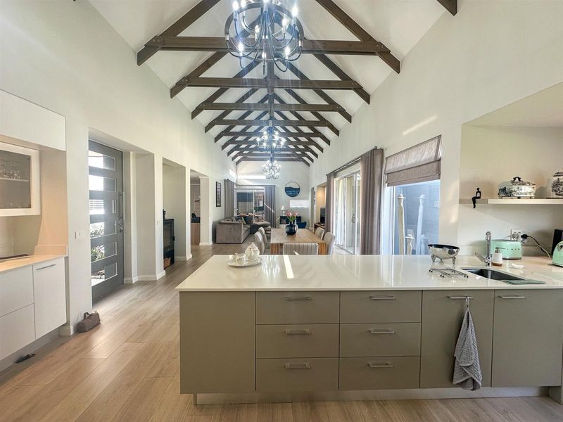 Luxurious Spacious 4 Bedroom Gem in Earls Court Lifestyle Estate George - Photo 7