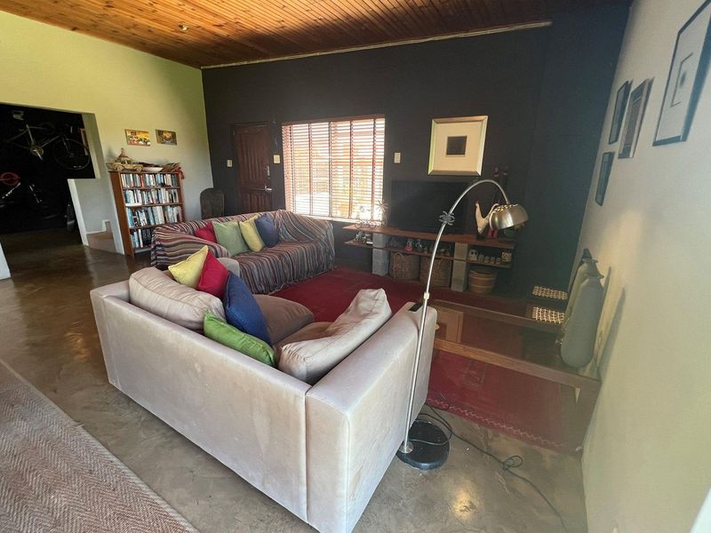 House For Sale in Sunrise On Sea, East London - Photo 5