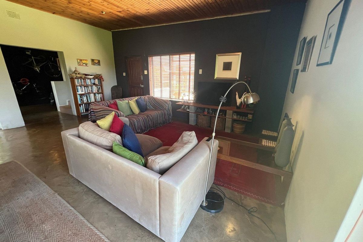 House For Sale in Sunrise On Sea, East London - Photo 5