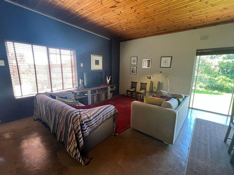 House For Sale in Sunrise On Sea, East London - Photo 3