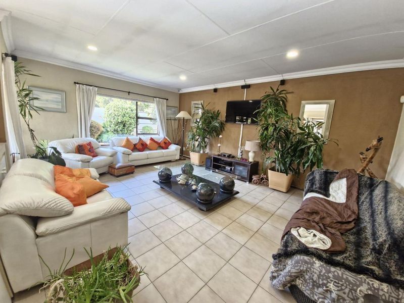 House For Sale in Bryanston, Sandton - Photo 2