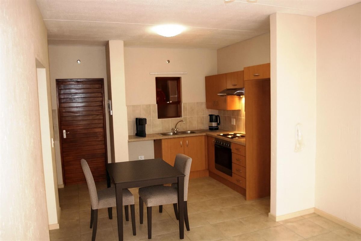 Townhouse TO LET in Douglasdale, Fourways, Sandton - Photo 2