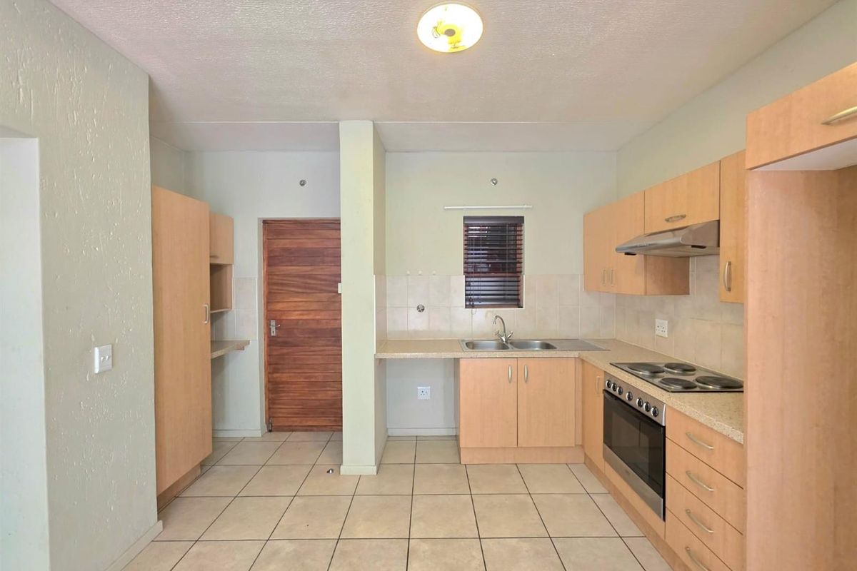 Townhouse TO LET in Douglasdale, Fourways, Sandton - Photo 5