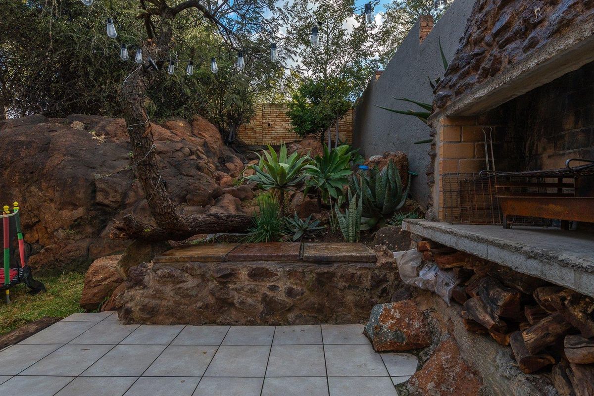 Elegant Full Title Home in Exclusive Albemarle Estate - Photo 5