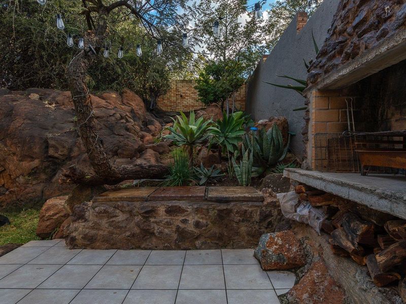 Elegant Full Title Home in Exclusive Albemarle Estate - Photo 5