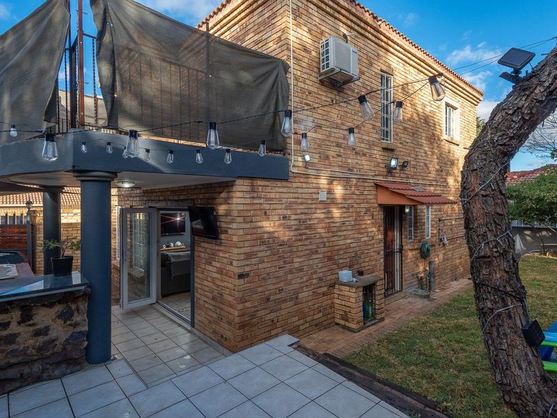 Elegant Full Title Home in Exclusive Albemarle Estate - Photo 6