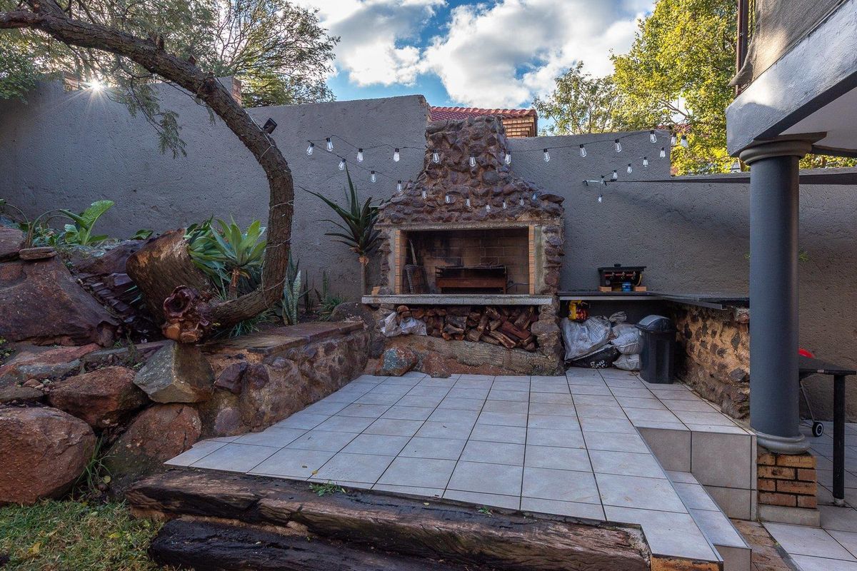 Elegant Full Title Home in Exclusive Albemarle Estate - Photo 4