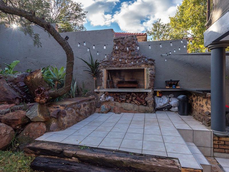 Elegant Full Title Home in Exclusive Albemarle Estate - Photo 4