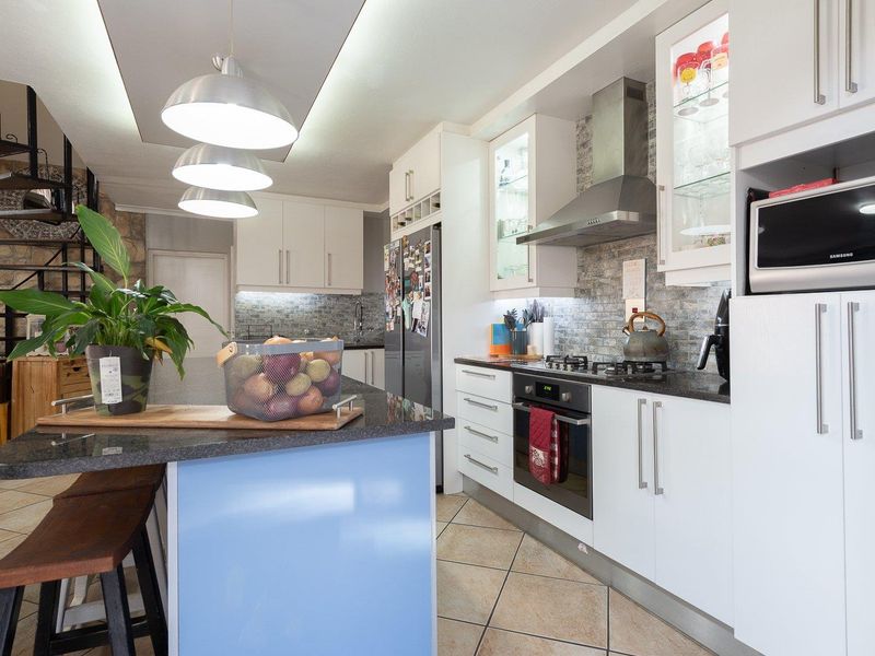 Elegant Full Title Home in Exclusive Albemarle Estate - Photo 8