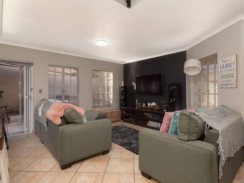 Elegant Full Title Home in Exclusive Albemarle Estate - Photo 7