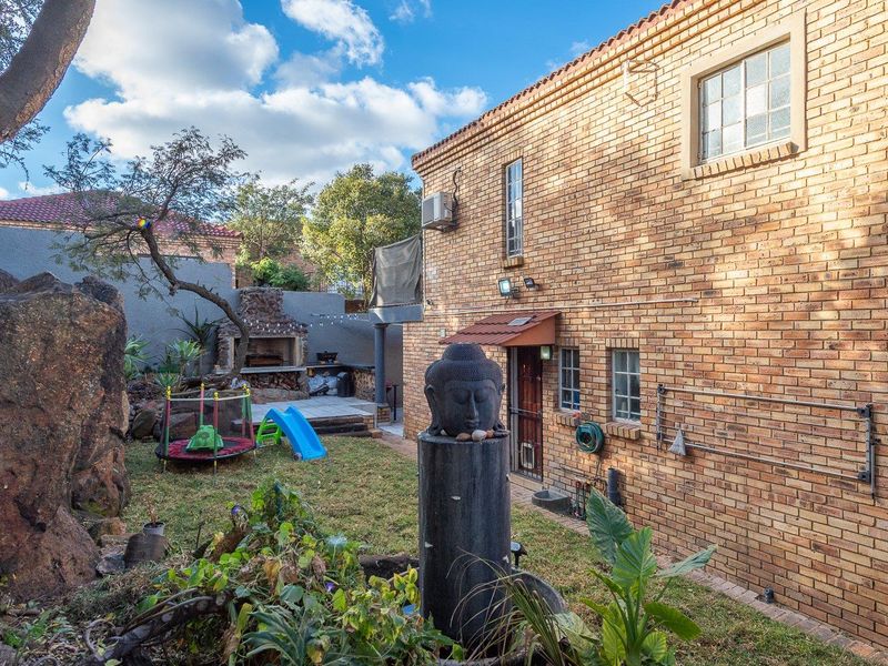 Elegant Full Title Home in Exclusive Albemarle Estate - Photo 3