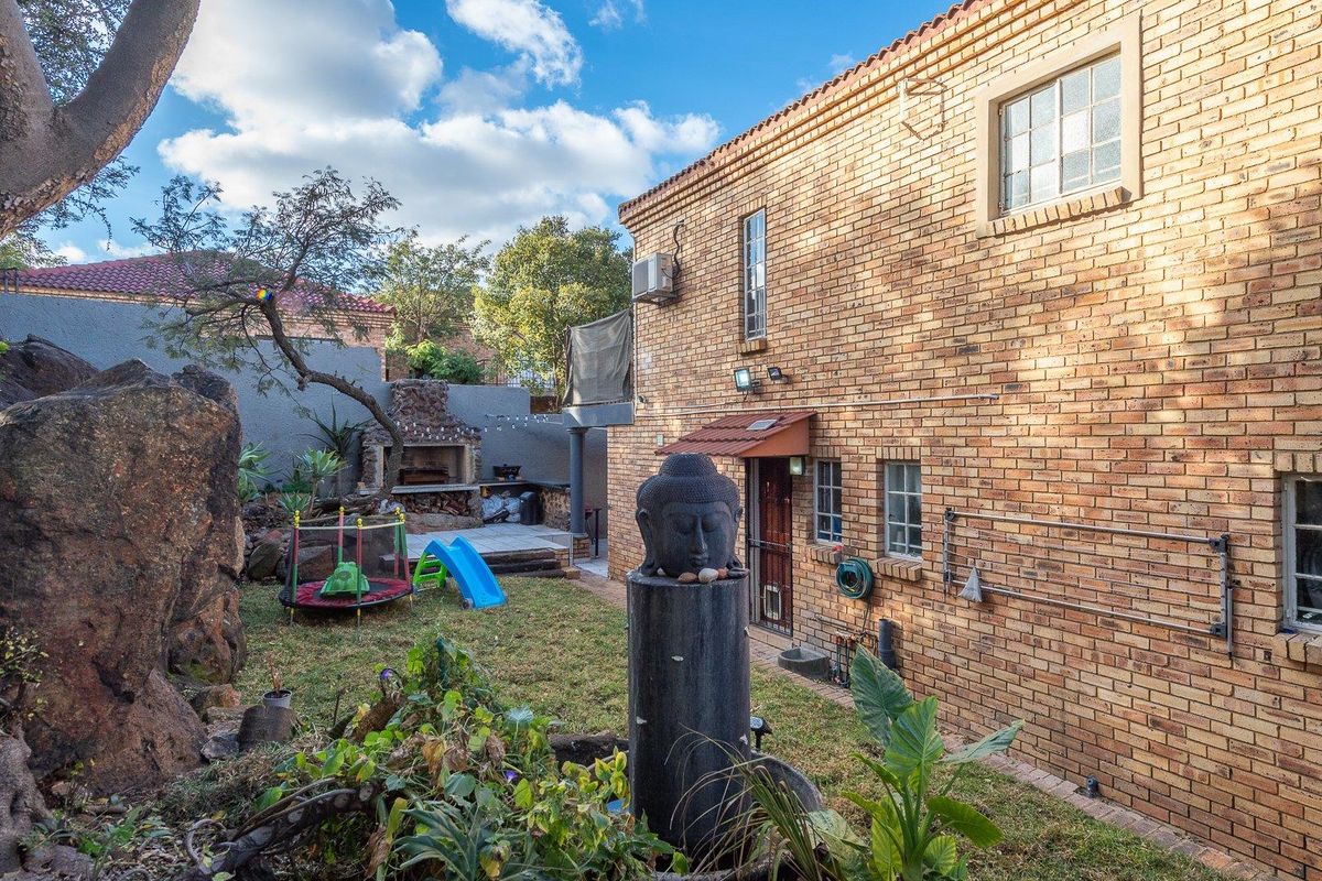 Elegant Full Title Home in Exclusive Albemarle Estate - Photo 3