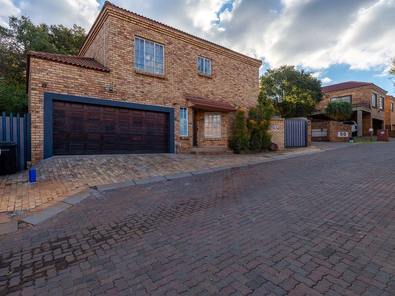 Elegant Full Title Home in Exclusive Albemarle Estate - Photo 2