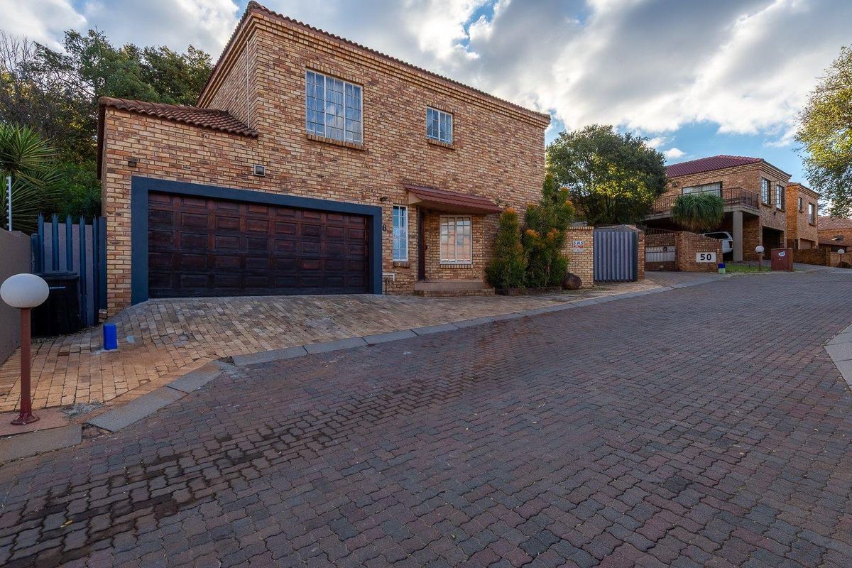 Elegant Full Title Home in Exclusive Albemarle Estate - Photo 2