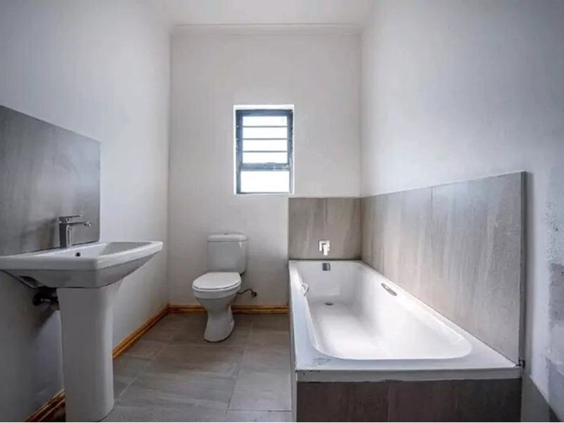 New Plot n Plan 75 sqm WITH DGarage For Sale in Houghton , Eersteriver - Photo 5