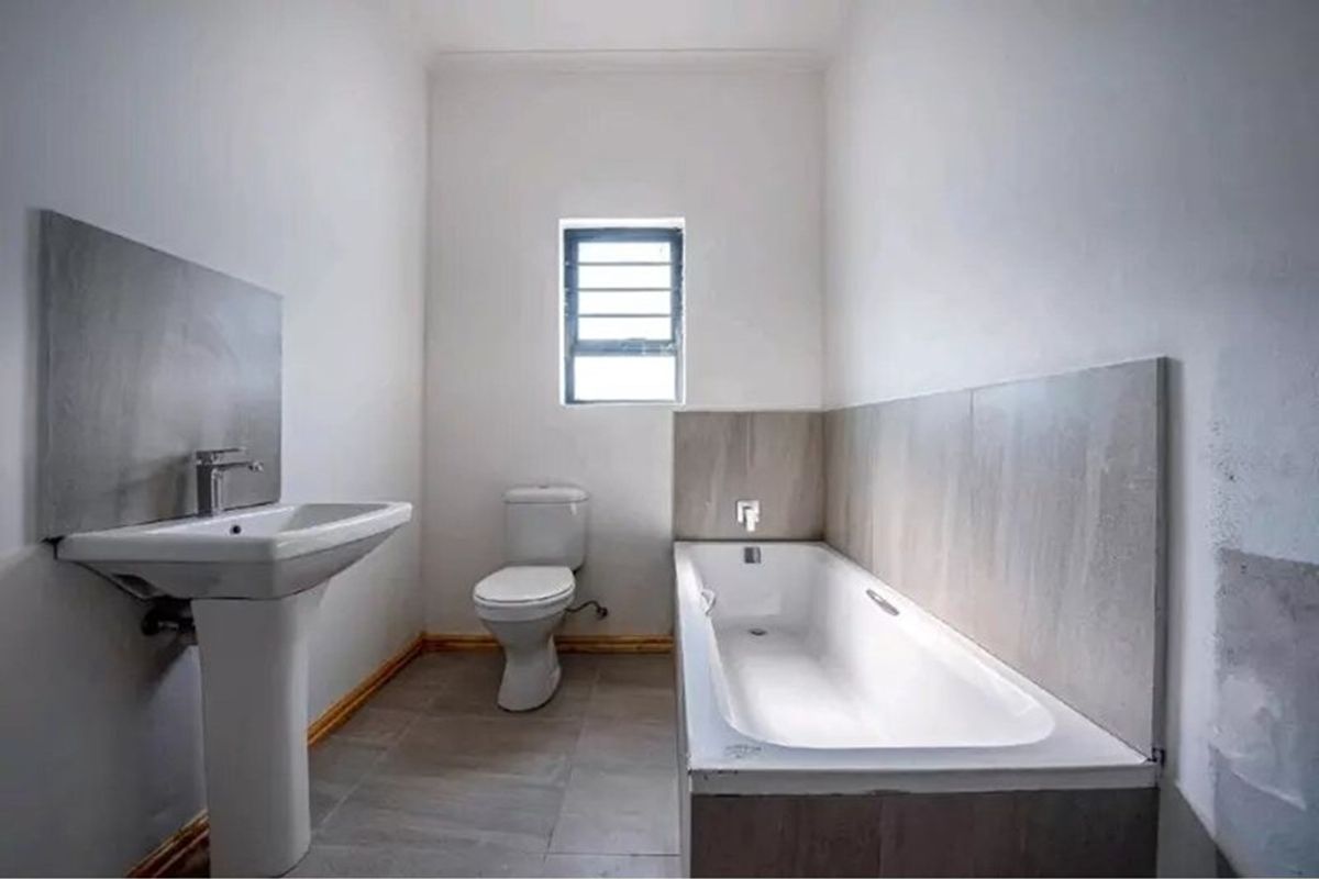 New Plot n Plan 75 sqm WITH DGarage For Sale in Houghton , Eersteriver - Photo 5