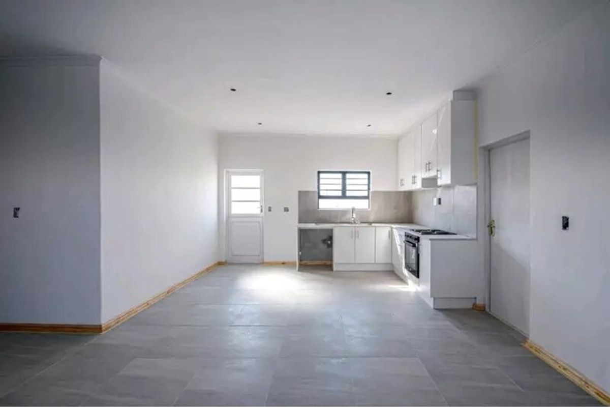 New Plot n Plan 75 sqm WITH DGarage For Sale in Houghton , Eersteriver - Photo 4