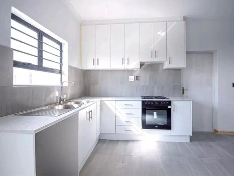 New Plot n Plan 75 sqm WITH DGarage For Sale in Houghton , Eersteriver - Photo 3